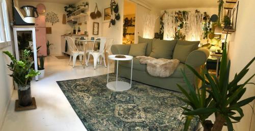 Fotografia z galérie ubytovania Gard - Maison Loft exotique & Jacuzzi privatif v destinácii Beaucaire