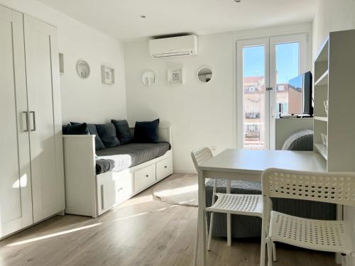 un salon avec un canapé et une table dans l'établissement Studio Moderne Rénové avec balcon, à Nice