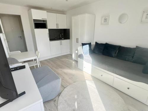 un salon avec un grand lit et un canapé dans l'établissement Studio Moderne Rénové avec balcon, à Nice