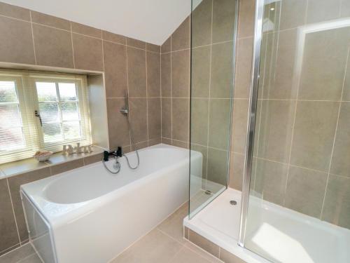 Ένα μπάνιο στο Tillers Cottage