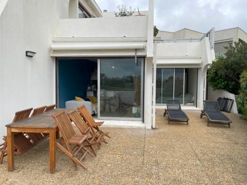 Bord de mer: soleil, plage et grande terrasse pour instants de détente (Wifi, clim)