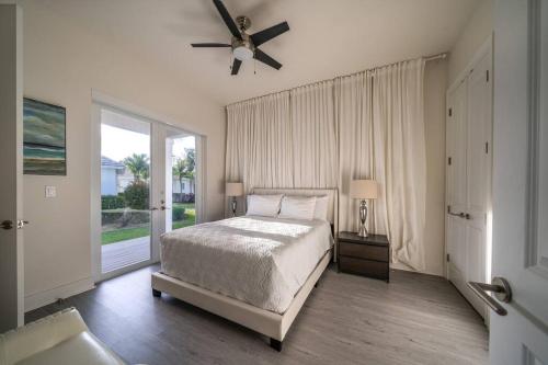 um quarto com uma cama e uma ventoinha de tecto em Largest Private Island Home & Pool Villa em Alice Town