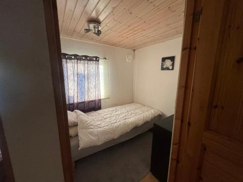 um pequeno quarto com uma cama e uma janela em Hotsgången 4 nummer 57 B em Malmo