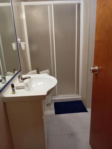 Bilik mandi di Reguengos Hotel