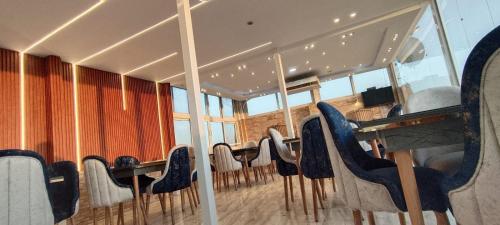 una stanza con una fila di sedie e un tavolo di Horus Guest House Pyramids a Il Cairo