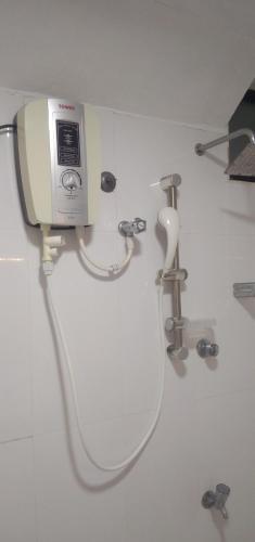 une salle de bain avec un lavabo et un sèche-cheveux sur un mur dans l'établissement BonVoyaageVilla, à Trincomalee