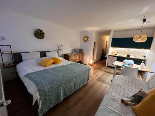 een slaapkamer met een bed, een bureau en een bank bij Exil Apartment in Sankt Englmar
