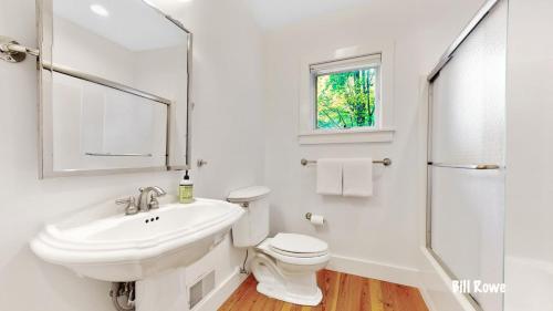 ein weißes Bad mit einem WC und einem Waschbecken in der Unterkunft Douglas Farm House in Douglas