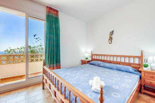 een slaapkamer met een bed en een balkon bij Ibiza Bramer 11 Canyelles Roses - Barneda in Roses