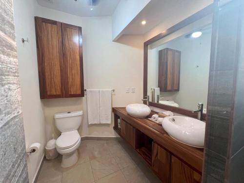 Ένα μπάνιο στο Beachfront in a peaceful Resort 8mi from Puerto Escondido