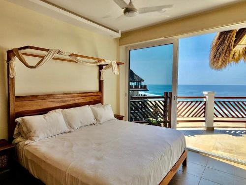 Beachfront in a peaceful Resort 8mi from Puerto Escondido tesisinde bir odada yatak veya yataklar