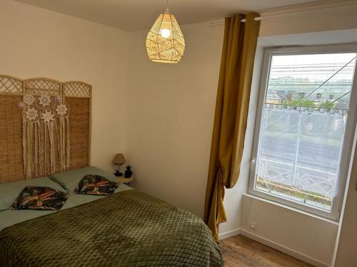 une chambre avec un lit et une grande fenêtre dans l'établissement Maisonnette Saint Marcel Le petit Pitolat, à Saint-Marcel