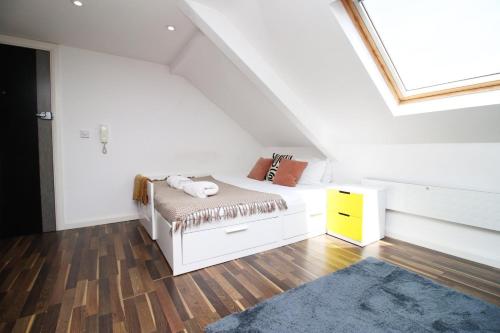 Katil atau katil-katil dalam bilik di Cohost Partners- Studio Apt in Cardiff