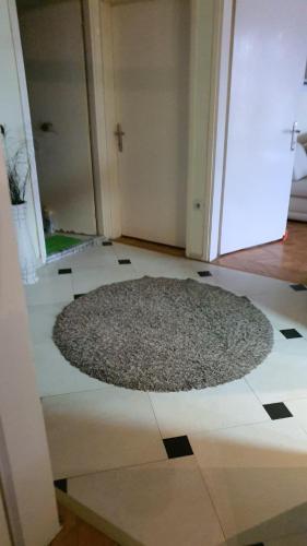 ein Zimmer mit einem Teppich auf dem Boden neben einer Tür in der Unterkunft Mbretersha Teuta in Mitrovica