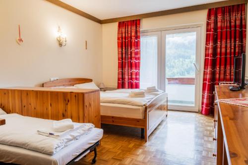a room with two beds and a window at Apartment Mozartweg in Zirkitzen