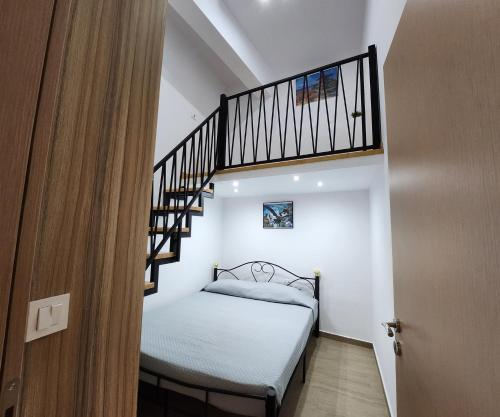 um pequeno quarto com uma cama e uma escada em Loft Apartment in Kos em Kefalos
