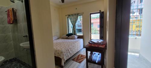 En eller flere senger på et rom på Gour Gadadhar Guest House