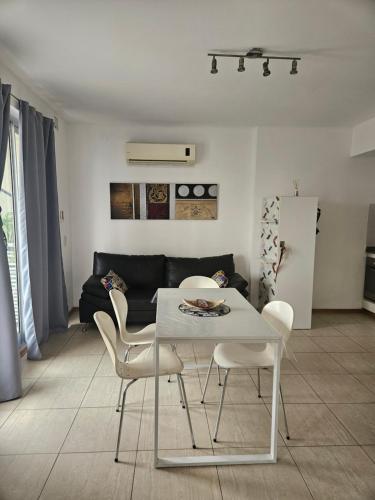 a white table and chairs in a living room at Apart 1013 con Piscina Gimnasio Laundry y Seguridad 24 hs in Buenos Aires