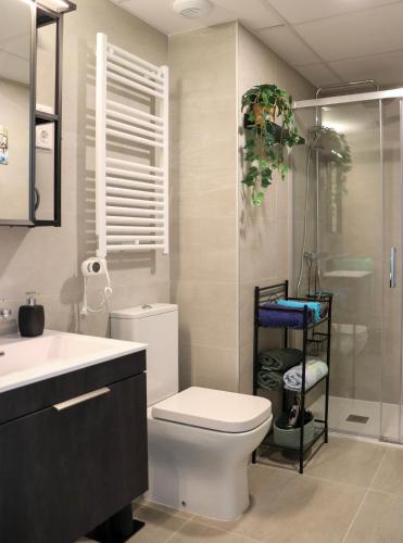 a bathroom with a toilet and a sink and a shower at Rivas Futura in Rivas-Vaciamadrid
