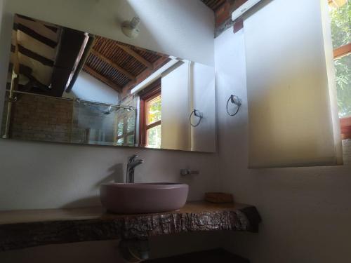 a bathroom with a sink and a mirror at Dulce Aventura in Piedecuesta