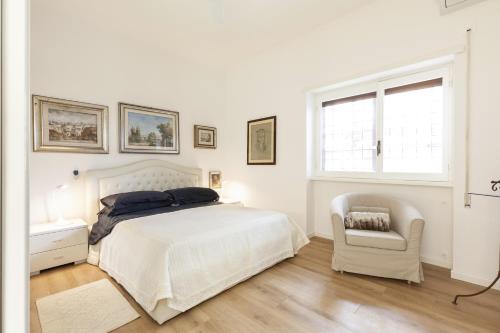 Un pat sau paturi într-o cameră la Cortina Apartment