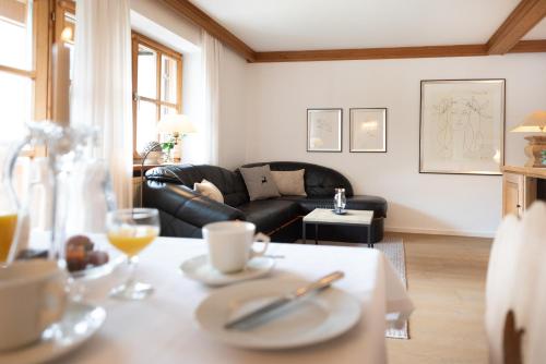 Ruang duduk di Haus Lesch - Stilvolle Appartements mit tollem Bergblick in Kreuth am Tegernsee