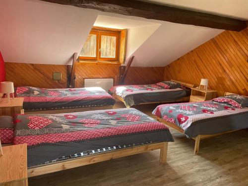 Cette chambre mansardée comprend 4 lits. dans l'établissement Maison vosgienne 2 à 8 personnes, à Rochesson