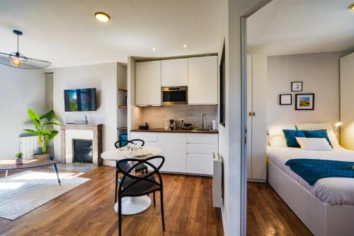 - une chambre et un salon avec un lit et une table dans l'établissement La Suite Des Halles - Hypercentre - Netflix, à Tours