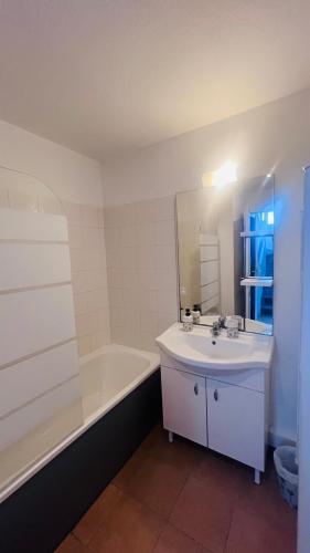 une salle de bain avec un lavabo et une baignoire et un lavabo dans l'établissement La villa De Lina 637 -Self Check In -, à Gallargues-le-Montueux