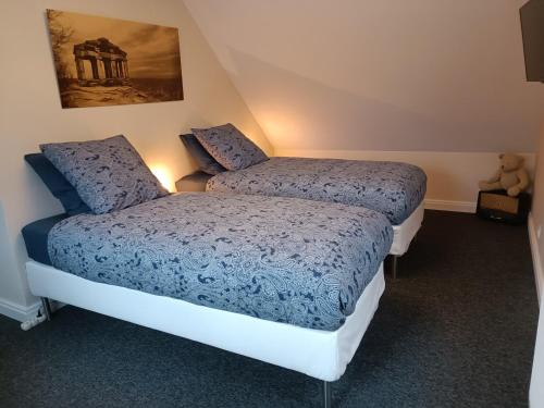 ein Schlafzimmer mit 2 Betten und einem Wandgemälde in der Unterkunft La Fontaine Aux Enfants - Chambre avec sdb privée in Abreschviller