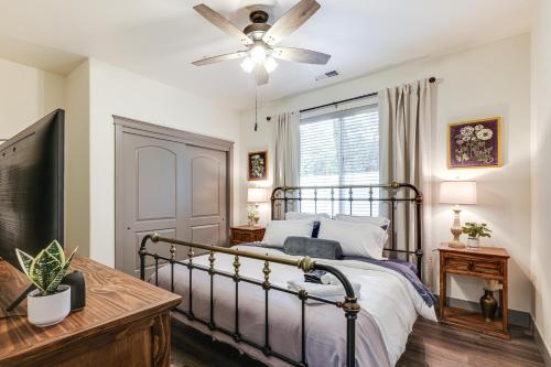 um quarto com uma cama e uma ventoinha de tecto em Picturesque Sonora Escape with Patio and Game Room! em Sonora