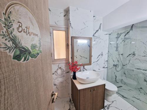 Koupelna v ubytování Parrots Paradise 100m From Finikoudes Beachfront