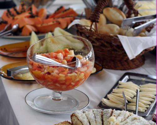 un tavolo con una ciotola di cibo su un tavolo di Hotel Antonio's a Santa Cruz do Sul