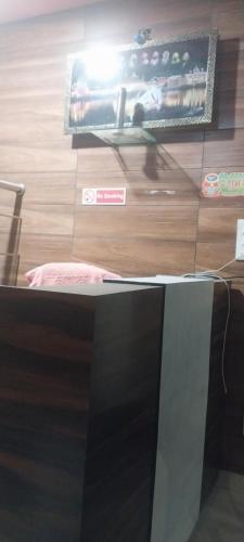 阿姆利則的住宿－Armaan guest house，一张桌子和一台电视,位于木地板上