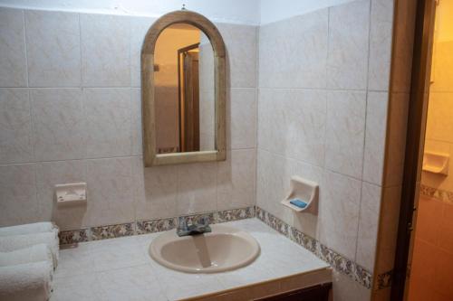 bagno con lavandino e specchio di Vista Caribe Playa a Playa del Carmen