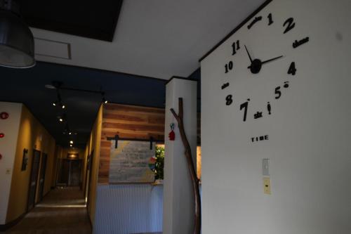 un orologio su un muro in un corridoio di 八-Hachi- Accommodation a Fujikawaguchiko