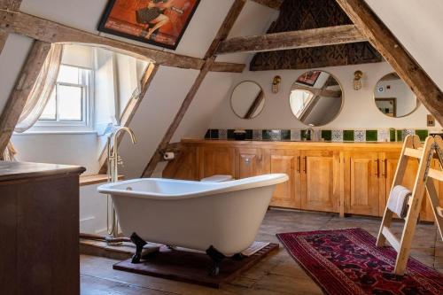 bagno con vasca in camera di Luxury Georgian Townhouse in heart of Norwich Sleeps 4 a Norwich