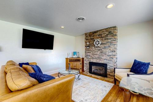 オークハーバーにあるWhidbey Way Beach Houseのソファと暖炉のあるリビングルーム