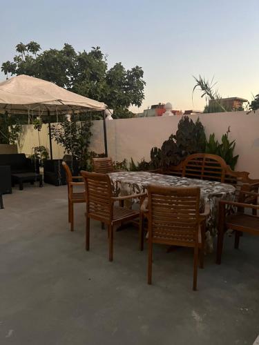 einen Tisch und Stühle mit Tisch und Sonnenschirm in der Unterkunft Villa Malalien in Tétouan