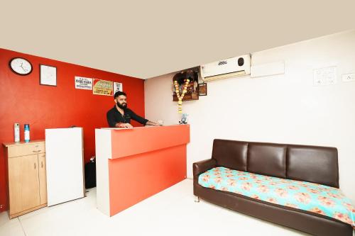 Harihara Residency في مومباي: رجل يقف عند كاونتر في غرفة