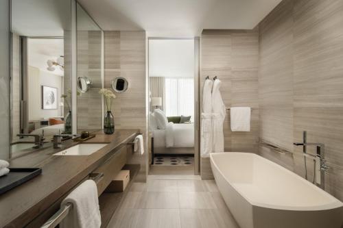 Four Seasons Hotel Toronto Image
