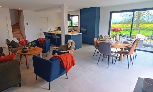 une salle à manger avec une table et des chaises dans l'établissement Maison neuve proche plage avec parking gratuit et privé à 5 min du musée de la Batterie de Merville, à Gonneville-en-Auge