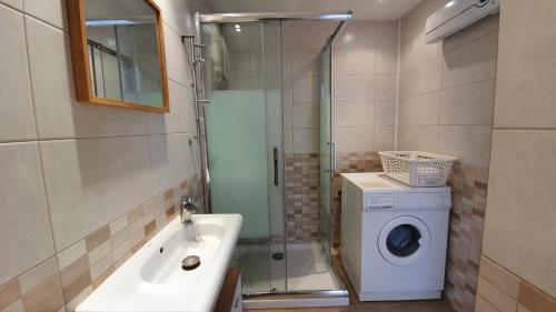 a bathroom with a sink and a washing machine at Rocamaura IV-2-9 Inmoestartit in L'Estartit