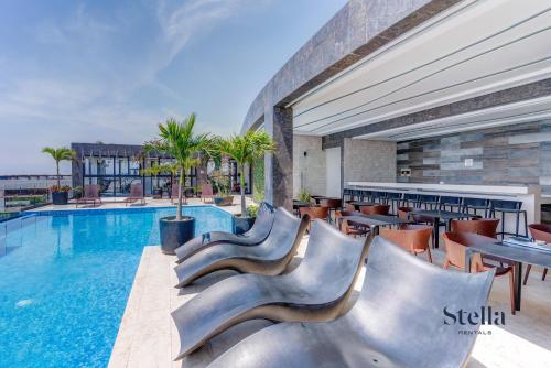 uma piscina com escorregas num hotel em A Perfect Place em Playa del Carmen