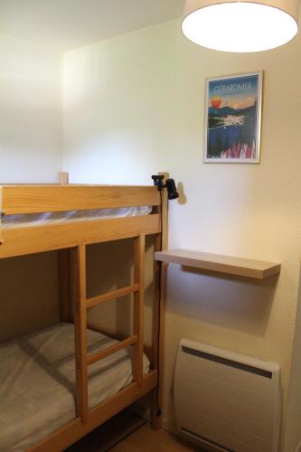 Cette chambre dispose de lits superposés et d'un ventilateur. dans l'établissement Studio cosy avec terrasse au cœur du village, à Xonrupt-Longemer