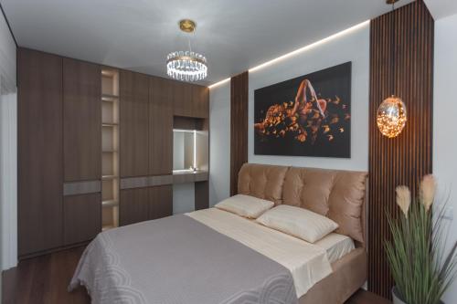 een slaapkamer met een groot bed in een kamer bij Apartament Chișinău in Chişinău