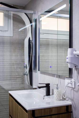 a bathroom with a sink and a mirror at Gaviotas Beach Golf in Almerimar