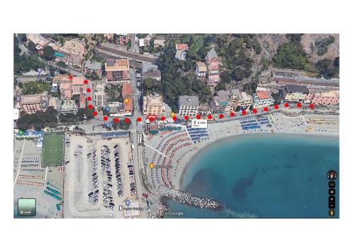 um mapa de uma praia com pontos vermelhos em I Tibei Guesthouse Affittacamere em Monterosso al Mare