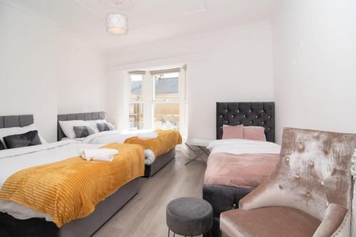 1 Schlafzimmer mit 2 Betten und einem Sofa in der Unterkunft Central 4bed house, free parking in Liverpool