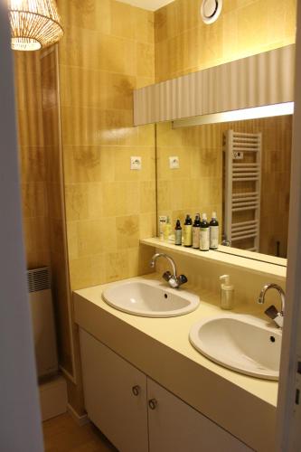 une salle de bain avec deux lavabos et un miroir dans l'établissement Studio cosy avec terrasse au cœur du village, à Xonrupt-Longemer